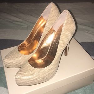 BCBGeneration Size 8 Pumps NWOT